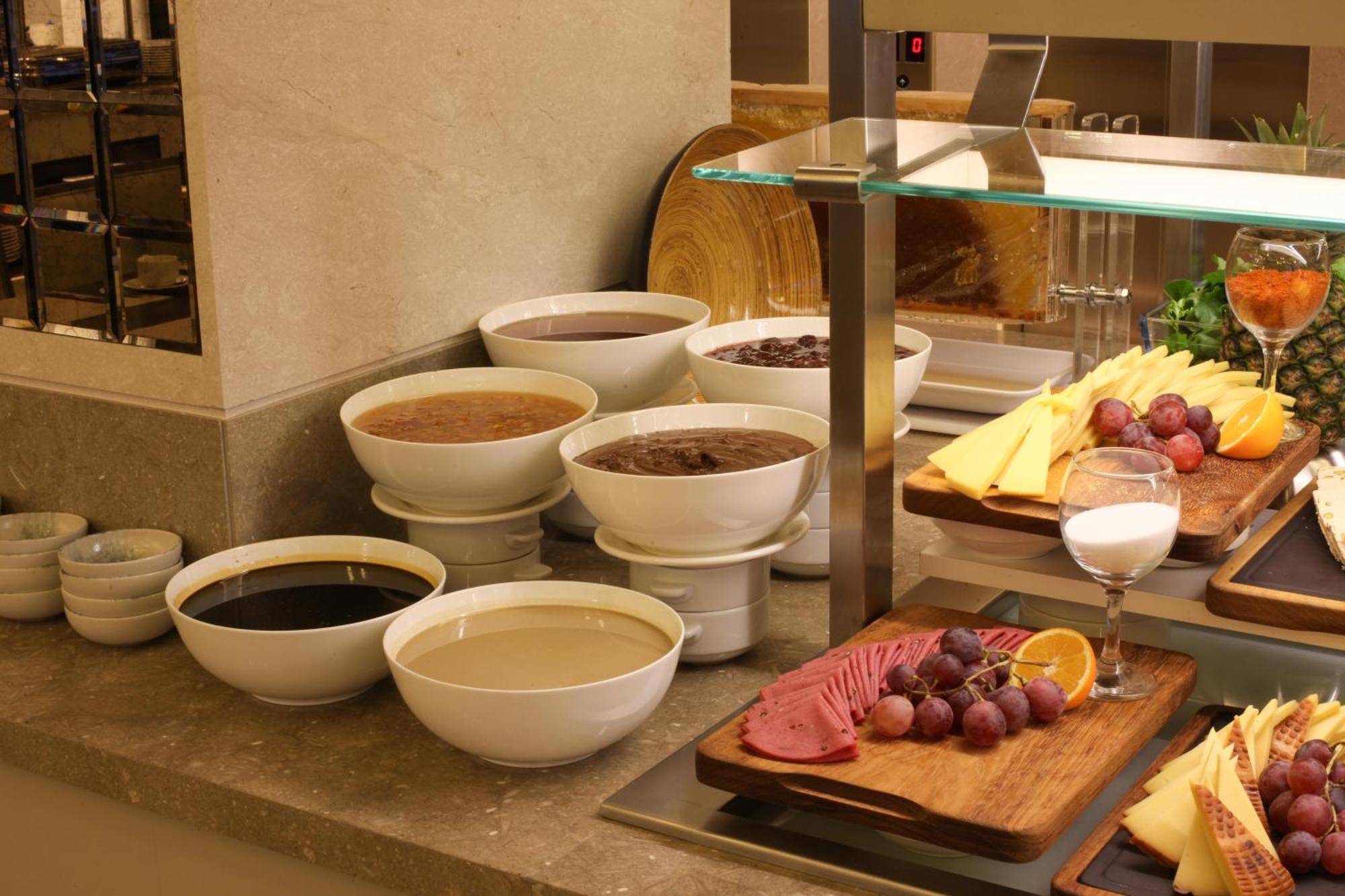 Bentley Hotel Bosphorus - Special Class Provincia di Provincia di Istanbul Esterno foto A selection of various jams and honey
