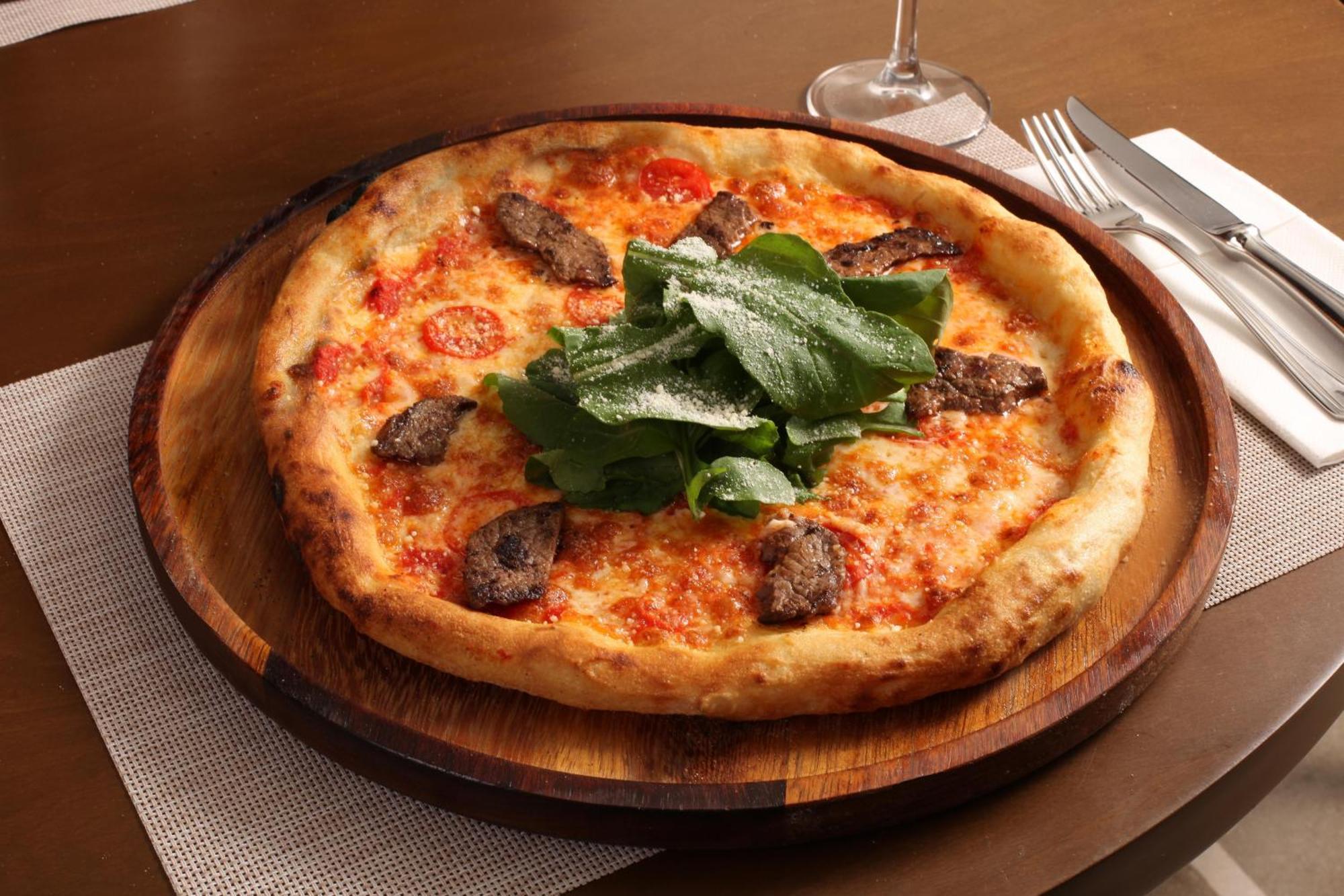 Bentley Hotel Bosphorus - Special Class Provincia di Provincia di Istanbul Esterno foto A pizza with sausage and arugula